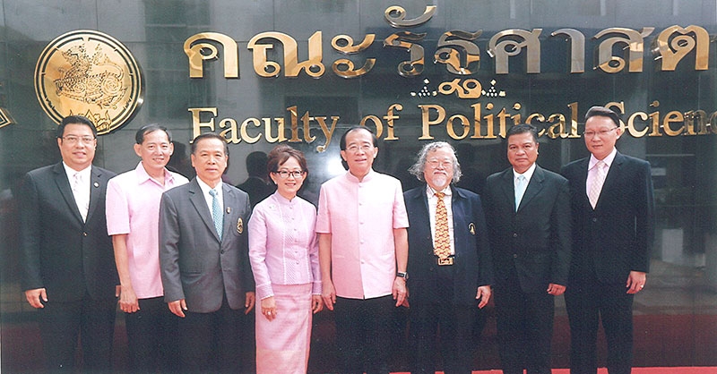 ตึกสิงห์ทองแห่งใหม่ : ผศ.วุฒิศักดิ์ ลาภเจริญทรัพย์ อธิการบดีมหาวิทยาลัยรามคำแหง เปิดที่ทำการอาคารคณะรัฐศาสตร์แห่งใหม่ โดยมี รศ.อนงค์ทิพย์ เอกแสงศรี คณบดีคณะรัฐศาสตร์, รศ.ดร.สุรพล ราชภัณฑารักษ์, รศ.ปรีชา พหลเทพ, ดร.สมชัย อวเกียรติ, ผศ.ดร.สถาพร สระมาลีย์, ดร.สืบพงษ์ ปราบใหญ่และ ดร.ปรัชญา ปิยะมโนธรรม มาร่วมในพิธีด้วย