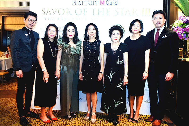 สุดเอ็กซ์คลูซีฟ : คณะกรรมการและผู้บริหารสยามพารากอน นำโดย เกตุวลี นภาศัพท์ และ มยุรี ชัยพรหมประสิทธิ์ จัดงาน “สยามพารากอน แพลตตินั่ม เอ็ม การ์ด-ซาเวอร์ ออฟ เดอะ สตาร์ 3 ดิ เอ็กซ์คลูซีฟ ซิทดาวน์ ดินเนอร์” ให้แก่สมาชิกลูกค้าบัตรแพลตตินั่ม เอ็ม การ์ด สยามพารากอน ณ โรงแรมแมนดาริน โอเรียนเต็ล กรุงเทพฯ