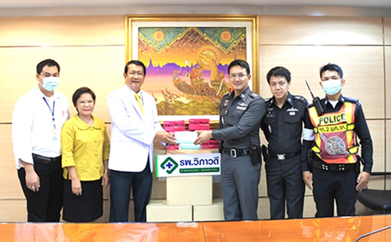 ตำรวจปลอดโรค : นพ.พร้อมพงษ์ พีระบูล ผู้อำนวยการ โรงพยาบาลวิภาวดี มอบหน้ากากอนามัย จำนวน 7,500 ชิ้น ให้กับตำรวจจราจร สน.วิภาวดี พ.ต.ท.กัมพล รัตนประทีป รองผกก.งานศูนย์ควบคุมจราจรวิภาวดีรังสิต ทางพิเศษฯ ตัวแทน
รับมอบเพื่อแจกจ่ายให้กับตำรวจจราจร สน.วิภาวดีใช้