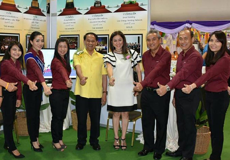 อนุรักษ์พลังงาน : ลักษณ์วรรณ วงศ์วรการ กก.ผจก.กลุ่มโรงแรมริชมอนด์ และคณะผู้บริหาร ร่วมงาน “The Best of Nonthaburi” โดยมี นิสิต จันทร์สมวงศ์ ผวจ.นนทบุรี เปิดงานพร้อมเยี่ยมชมบูธอนุรักษ์พลังงานและสิ่งแวดล้อมของโรงแรมริชมอนด์ เพื่อให้ร่วมใจประหยัดพลังงาน ที่ ห้างเซ็นทรัล รัตนาธิเบศร์