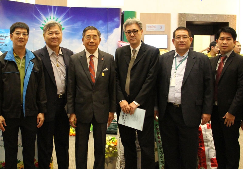 ประกาศเจตนารมณ์ : เปล่งศักดิ์ ประกาศเภสัช ที่ปรึกษาอาวุโส บมจ.ไทยเซ็นทรัลเคมี, ธเนศ ปิงสุทธิวงศ์ ที่ปรึกษาฯ และ สุภัค เหล่าดี ผจก.ทั่วไป สายงานการตลาด วิจัยและพัฒนา ร่วมพิธีลงนาม “โครงการสานพลังประชารัฐเพื่อปัจจัยการผลิตทางการเกษตร” ที่ โรงแรมเซ็นทรา ศูนย์ราชการฯ แจ้งวัฒนะ