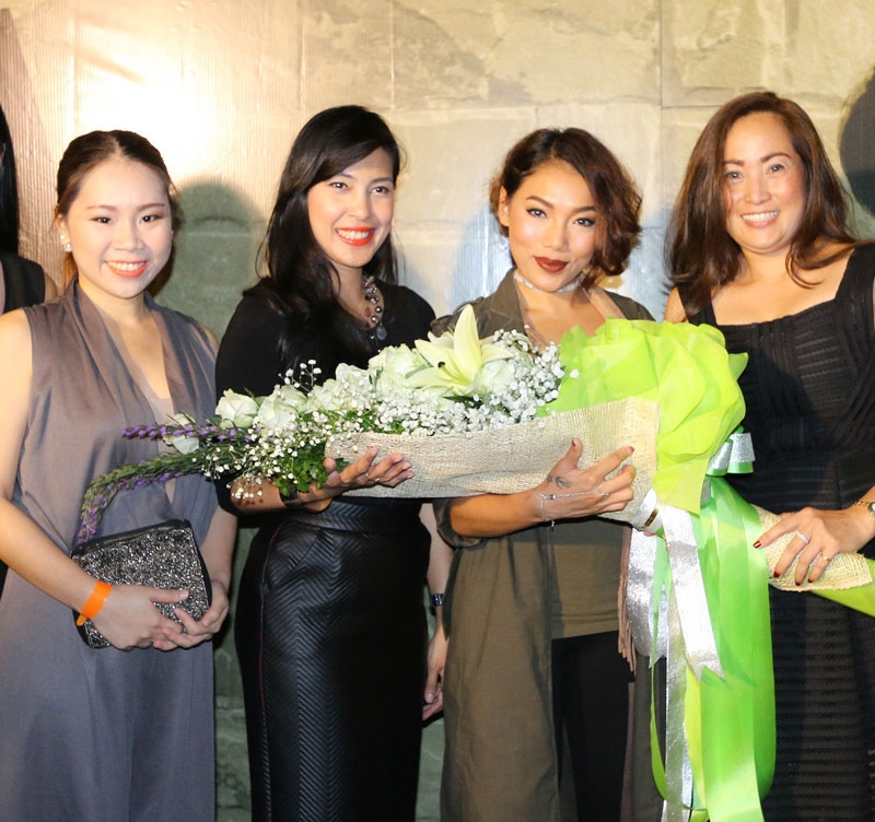 ต้อนรับอย่างอบอุ่น : สุกัญภัช หอมชื่น ผช.ผจก.ทั่วไป โรงแรมอมารี พัทยา และฝ่ายบริหาร ร่วมกันมอบดอกไม้ขอบคุณ ธนิดา ธรรมวิมล หรือ “ดา เอ็นโดรฟิน” ในงานคอนเสิร์ตที่เต็มไปด้วยความสนุกสนานและเนืองแน่นด้วยแฟนเพลงกว่า 500 คน