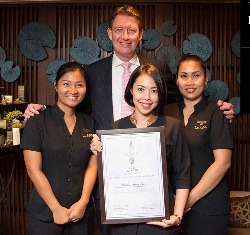 สุดยอดสปาหรู : มร.วิลเลี่ยม ฮานดริกแมน ผจก.ทั่วไป โรงแรมโซฟิเทล สุขุมวิท ร่วมยินดีกับ “Le SPA with L’Occitane” ที่ได้รับรางวัลชนะเลิศ “เวิลด์ ลักซ์ชัวรี่ สปา อวอร์ด ประจำปี ค.ศ.2016” ประเภทสปาที่ตั้งอยู่ในในโรงแรมหรูที่ดีที่สุดของประเทศไทย