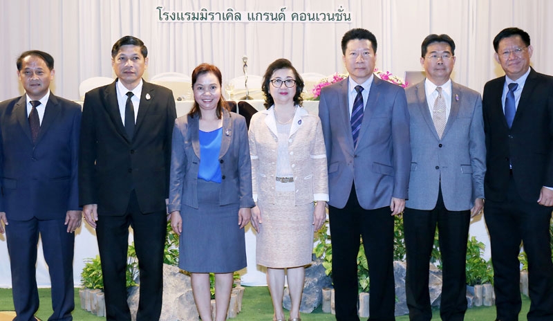 เร่งพัฒนา : กิตติยา คัมภีร์ รองเลขาธิการ สำนักงานคณะกรรมการพัฒนาระบบราชการ เปิดสัมมนาเรื่อง “ยกระดับบริการภาครัฐตามพระราชบัญญัติการอำนวยความสะดวกในการพิจารณาอนุญาตของทางราชการ พ.ศ. 2558” โดยมี นิสิต จันทร์สมวงศ์ ผวจ.นนทบุรี ร่วมงาน ที่โรงแรมมิราเคิล แกรนด์ คอนเวนชั่น