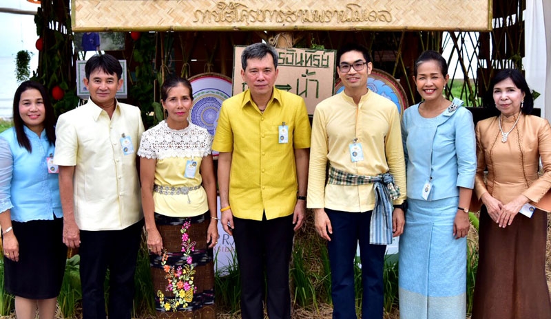 ชุมชนต้นแบบของนครปฐม : อรุษ นวราช กก.ผจก.สามพราน ริเวอร์ไซด์ และเลขานุการมูลนิธิสังคมสุขใจ นำทีมสามพรานโมเดล ร่วมนิทรรศการสัญจร “บัวบาทยาตรา” เฉลิมพระเกียรติ 70 ปี เสด็จเถลิงถวัลยราชสมบัติ โดยมี ชาติชาย อุทัยพันธ์ ผวจ.นครปฐม ร่วมยินดี ณ พระราชนิเวศน์มฤคทายวัน อ.ชะอำ จ.เพชรบุรี