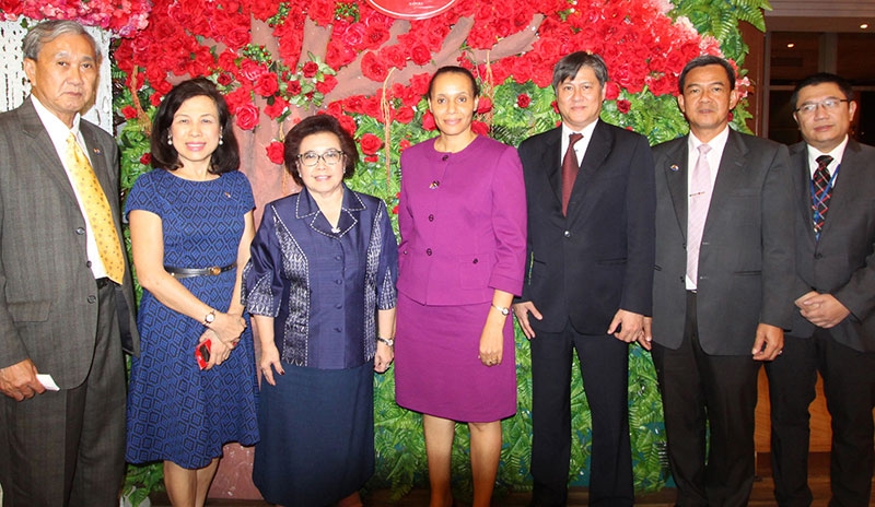 ดำรงตำแหน่งใหม่ : พันธ์พิไล ใบหยก กงสุลกิตติมศักดิ์ราชอาณาจักรสวาซิแลนด์ประจำราชอาณาจักรไทย เลี้ยงต้อนรับ มาเรีย กุสตาวา เอกอัครราชทูตสาธารณรัฐโมซัมบิกประจำราชอาณาจักรไทย โดยมี รัศม์ ชาลีจันทร์ ว่าที่เอกอัครราชทูตไทยประจำสาธารณรัฐโมซัมบิก ร่วมงาน ที่ โรงแรมใบหยก สกาย