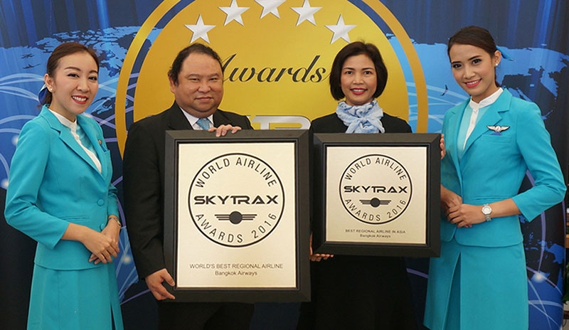 ยอดเยี่ยม 2 รางวัล : กัปตันพุฒิพงศ์ ปราสาททองโอสถ กก.ผอ.ใหญ่ สายการบินบางกอกแอร์เวย์ส รับรางวัลสายการบินระดับภูมิภาคยอดเยี่ยมของโลก ปี 2559 และ รางวัลสายการบินระดับภูมิภาคยอดเยี่ยมของเอเชีย จากการสำรวจของสกายแทร็กซ์ ในงานอินเตอร์เนชั่นแนลแอร์โชว์ 2016 ลอนดอน สหราชอาณาจักร