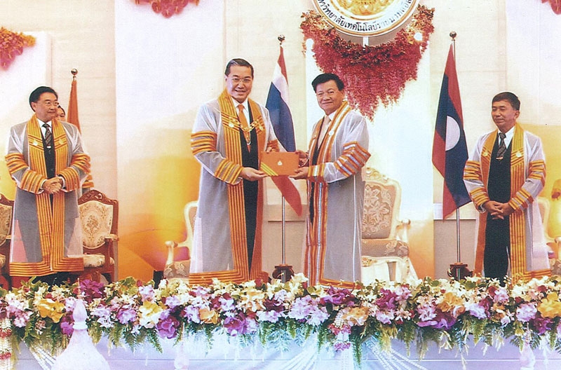 มอบปริญญา : ศ.ดร.สุรเกียรติ์ เสถียรไทย นายกสภามหาวิทยาลัยเทคโนโลยีราชมงคลอีสาน มอบปริญญาบริหารธุรกิจดุษฎีบัณฑิตกิตติมศักดิ์ (สาขาการจัดการ) ให้แก่ ดร.ทองลุน สีสุลิด นายกรัฐมนตรีแห่งสาธารณรัฐประชาธิปไตยประชาชนลาว เนื่องในโอกาสเยือนประเทศไทยอย่างเป็นทางการ ณ มหาวิทยาลัยเทคโนโลยีราชมงคลอีสาน วิทยาเขตขอนแก่น