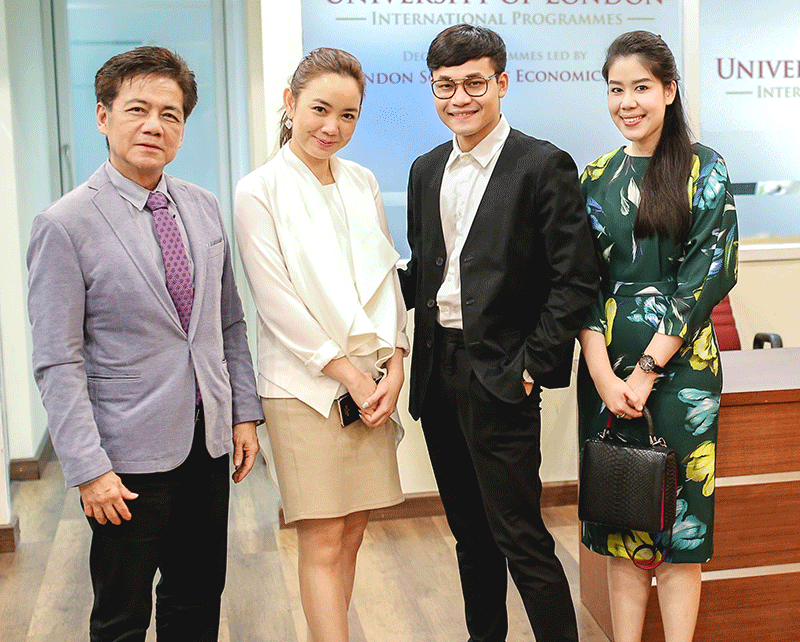 เยี่ยมชม : ดร.วีระชัย เตชะวิจิตร์ ประธานบริหารและผู้ก่อตั้งกลุ่มโรงเรียนนานาชาติรีเจ้นท์,ขวัญชนก เตชะวิจิตร์ ผอ.ร่วมกันต้อนรับ คณาธิป สุนทรรักษ์ (คุณลูกกอล์ฟ) ครูสอนภาษาอังกฤษชื่อดัง พร้อมน้องสาวเข้าเยี่ยมชมบรรยากาศห้องเรียนสไตล์อังกฤษของศูนย์การเรียนการสอนของ University of London ย่านใจกลางกรุง พร้อมปรึกษาหารือวางแผนขยายฐานการตลาดสอนภาษาอังกฤษ ตอบรับนโยบาย AEC ยกระดับความสามารถด้านภาษาอังกฤษให้แก่เยาวชนไทย