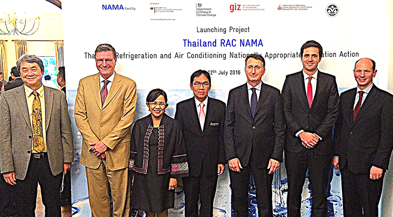 รณรงค์การใช้พลังงาน : H.E.Mr.Peter Prügel เอกอัครราชทูตเยอรมนีประจำราชอาณาจักรไทย เป็นประธานเปิดโครงการ “Thailand RAC NAMA” เพื่อเพิ่มประสิทธิภาพการใช้พลังงานและการลดก๊าซเรือนกระจก ในอุตสาหกรรมระบบปรับอากาศและทำความเย็น โดยมี ธรรมยศ ศรีช่วย (อธิบดีกรมพัฒนาพลังงานทดแทนและอนุรักษ์พลังงาน) และ Paul Bute (อุปทูตอังกฤษ) มาร่วม ณ ทำเนียบทูตเยอรมัน ถนนสาทร