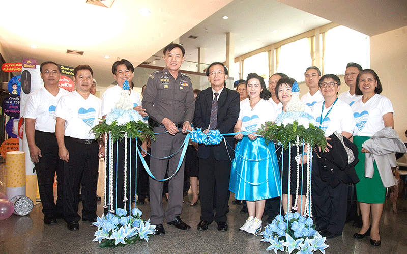 ต้านภัยยาเสพติด : พล.ต.ท.เรวัช กลิ่นเกษร ผู้บัญชาการตำรวจปราบปรามยาเสพติด ผศ.วุฒิศักดิ์ ลาภเจริญทรัพย์ อธิการบดีมหาวิทยาลัยรามคำแหง ร่วมเปิดนิทรรศการ “ต้านภัยสิ่งเสพติด” โดยมีนักศึกษา ประชาชนร่วมงานจำนวนมาก ณ อาคารหอประชุมพ่อขุนรามคำแหงมหาราช