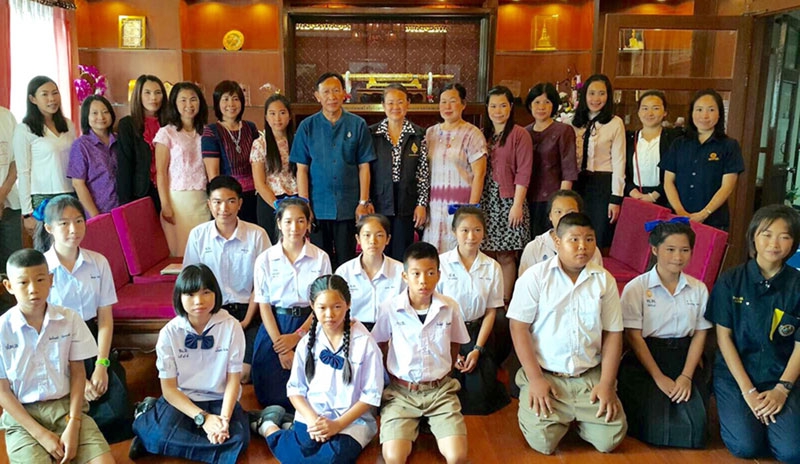 เป็นขวัญและกำลังใจ : ณรงค์ อ่อนสอาด ผวจ.ลำพูน และ ปาจรีย์ อ่อนสอาด ประธานแม่บ้านมหาดไทย จ.ลำพูน ในฐานะประธานคณะกรรมการอุปการะเยาวชนประจำจังหวัดลำพูน ให้โอวาทแก่เยาวชนผู้รับทุนมูลนิธิร่วมจิตต์น้อมเกล้าฯ รวม 14 คน พร้อมมอบเงินทุนการศึกษา ณ ศาลากลางจังหวัดลำพูน