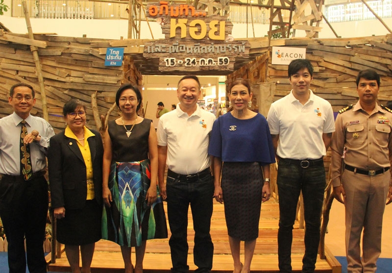 สัตว์น้ำนานาพันธุ์ : จรัญ ผู้พัฒน์ รอง กก.ผจก.สำนักสื่อสารการตลาดฯ บจก.ซีคอน บางแค และ สิริพร ใจสะอาด ผจก.สายงานโฆษณาและลูกค้าสัมพันธ์ บมจ.ไทยประกันชีวิต ร่วมกันเปิดงาน “อภิมหา...หอย และเพื่อนดึกดำบรรพ์” โดยงานจัดไปจนถึงวันอาทิตย์ที่ 24 ก.ค. 2559 ที่ ศูนย์สรรพสินค้าซีคอน บางแค