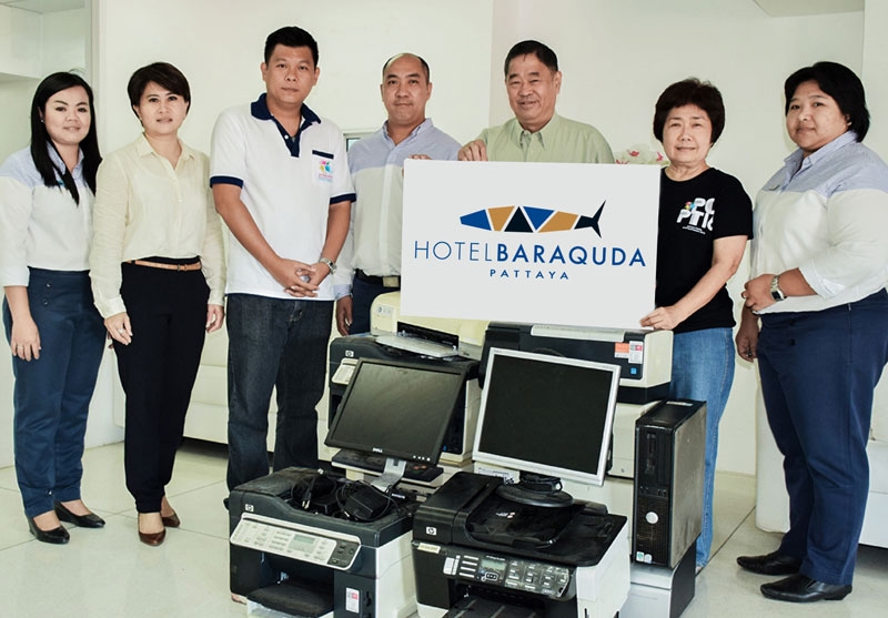 เพื่อสังคม : มร.วงศ์ ซี ฮวด กก.บจก.ฮีตัน โฮลดิ้ง และ วณิชยา เกียรติดำรงวงศ์ ผจก.โรงแรมบาราคูด้า พัทยา ร่วมกันมอบคอมพิวเตอร์และเครื่องพิมพ์ใช้แล้ว ให้แก่โรงเรียนอาชีวพระมหาไถ่พัทยา ให้น้องๆ ผู้พิการใช้เป็นอุปกรณ์การเรียนและฝึกฝน โดยมี อัจจิมา ชวลิตธำรง ผจก.ฝ่ายระดมทุน มูลนิธิคุณพ่อเรย์ รับมอบ