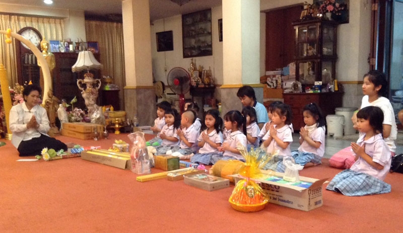 ถวายเป็นพุทธบูชา : ดร.ชลิดา ศรีสมวงษ์ ผอ.โรงเรียนอุดมศาสตร์พัฒนา นำคณะครู ผู้ปกครองและนักเรียนชั้นอนุบาล 1-3 โรงเรียนอุดมศาสตร์พัฒนา ถนนจรัญสนิทวงศ์ 77 ร่วมกันถวายเทียนพรรษาและผ้าอาบน้ำฝน พร้อมชุดไทยธรรมแด่พระภิกษุสงฆ์ในเทศกาลเข้าพรรษา ณ วัดโสมนัสราชวรวิหาร