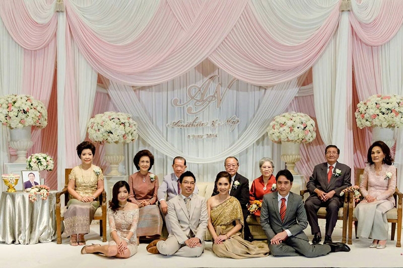 ศ.ดร.อุกฤษ-ท่านผู้หญิงมณฑินี มงคลนาวิน พร้อมด้วย ดร.สุเมธ-คุณหญิงจินตนา ตันติเวชกุล ร่วมเป็นเกียรติในพิธีหมั้นระหว่าง เจ้าสาว-อนิฐิตา ลีนะวัต บุตรี ไพศาล-อัจฉรา ลีนะวัต และ เจ้าบ่าว-นพ ชีวานันท์ บุตร อดีต รมว.กระทรวงคมนาคม พ้อง-นพพร ชีวานันท์