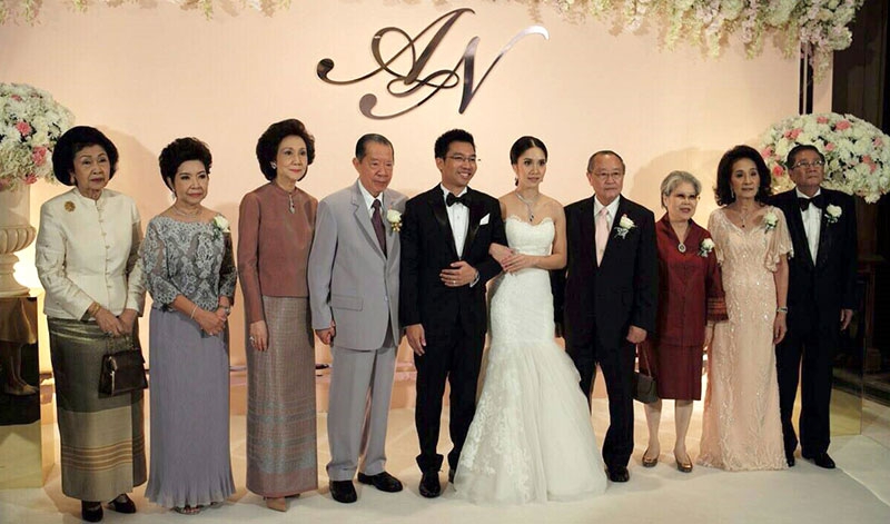 ประธานในพิธีฝ่ายชาย ศ.ดร.อุกฤษ-ท่านผู้หญิงมณฑินี มงคลนาวิน ประธานในพิธีฝ่ายหญิง ดร.สุเมธ-คุณหญิงจินตนาตันติเวชกุล ร่วมแสดงความยินดีกับบ่าว-สาว มี คุณพ่อ-คุณแม่ฝ่ายหญิง ไพศาล-อัจฉรา ลีนะวัต และคุณแม่ฝ่ายชาย นพพรชีวานันท์ ต้อนรับ