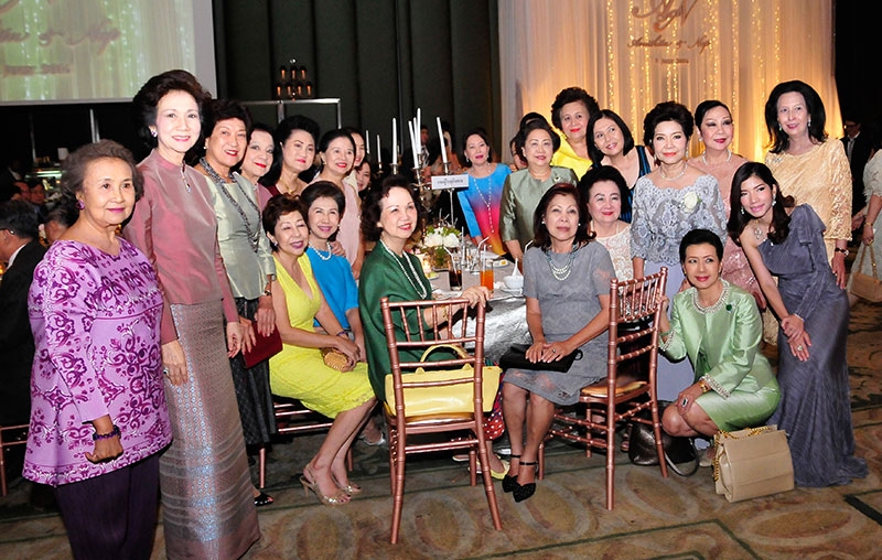 เพื่อนๆ คุณแม่เจ้าบ่าว มาร์แตเดอี รุ่น 39 นำโดย ท่านผู้หญิงมณฑินี มงคลนาวิน, ตวงรัตน์ ศิริยงค์, วิวรรณ สารกิจปรีชา ร่วมแสดงความยินดีพร้อมหน้า