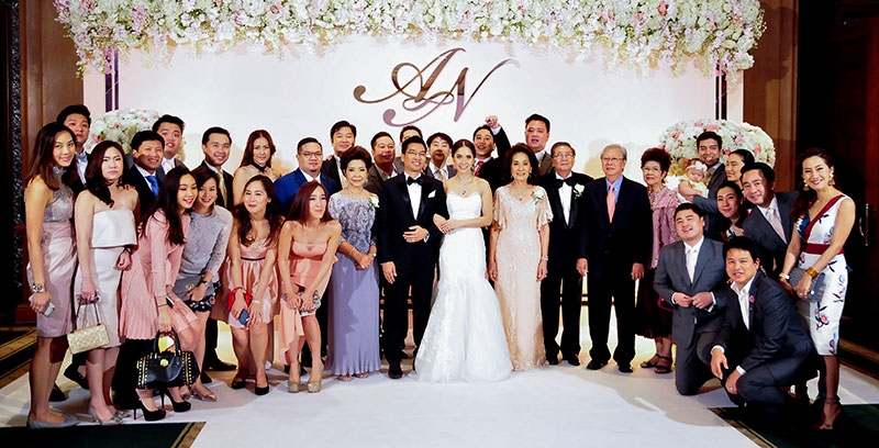 เพื่อนๆ บ่าว-สาว ร่วมแสดงความยินดี