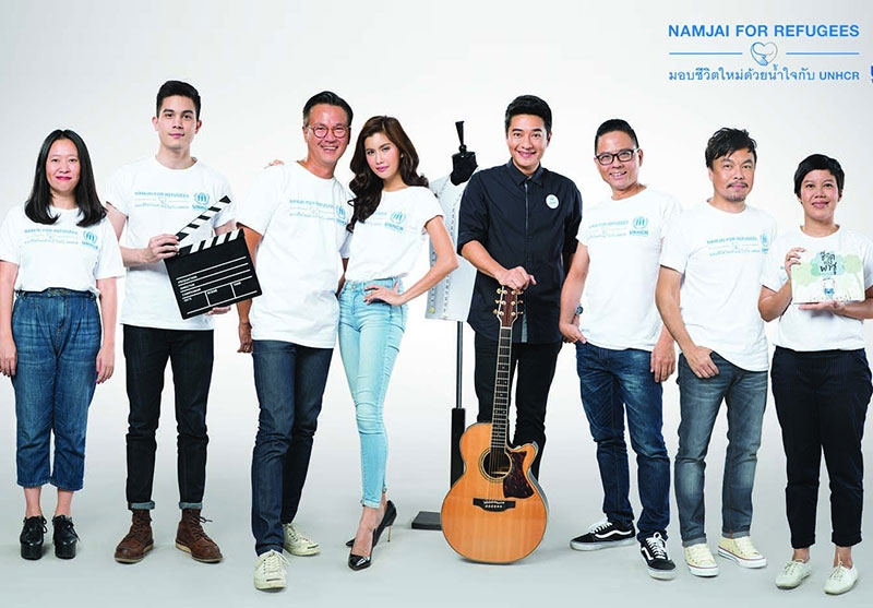 เพื่อผู้ลี้ภัย : มิสรูเวนดรินี่ เมนิคดิเวล่า ผู้แทนข้าหลวงใหญ่ผู้ลี้ภัยแห่งสหประชาชาติประจำประเทศไทย (UNHCR) เปิดตัวแคมเปญ “NAMJAI FOR REFUGEES มอบชีวิตใหม่ด้วยน้ำใจกับ UNHCR” กับ 8 ศิลปินดาราและผู้สนับสนุนทั้ง 4 ทีม ในวันเสาร์ที่ 23 ก.ค. 2559เวลา 15.00-19.00 น. ที่ ลาน Atrium สยามเซ็นเตอร์