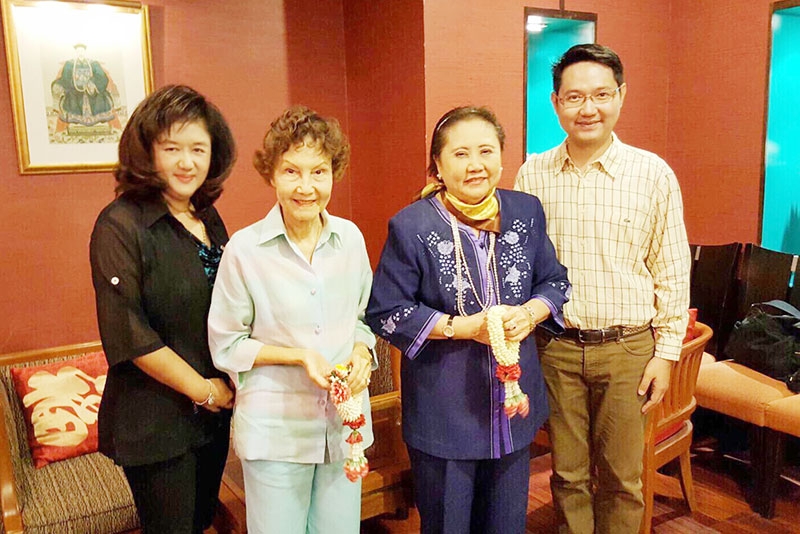 ฉลองลูกกตัญญู : คุณหญิงสุภัทรา ตันติพิพัฒน์พงศ์ ประธานชมรมแสงส่องหล้า เป็นเจ้าภาพเลี้ยงแสดงความยินดีให้แก่ ดร.ธาวิษ ถนอมจิตศ์ ที่ได้รับรางวัลลูกที่มีความกตัญญูอย่างสูงต่อแม่ เนื่องในวันแม่แห่งชาติ ของสภาสังคมสงเคราะห์ฯ ประจำปี 2559 โดยมี รศ.ดร.วไล ณ ป้อมเพชร และ รัตนาภรณ์ เกษมอมรลักษณ์ ร่วมแสดงความยินดี ณ ภัตตาคาร รอยัล คิทเช่น ซอยทองหล่อ