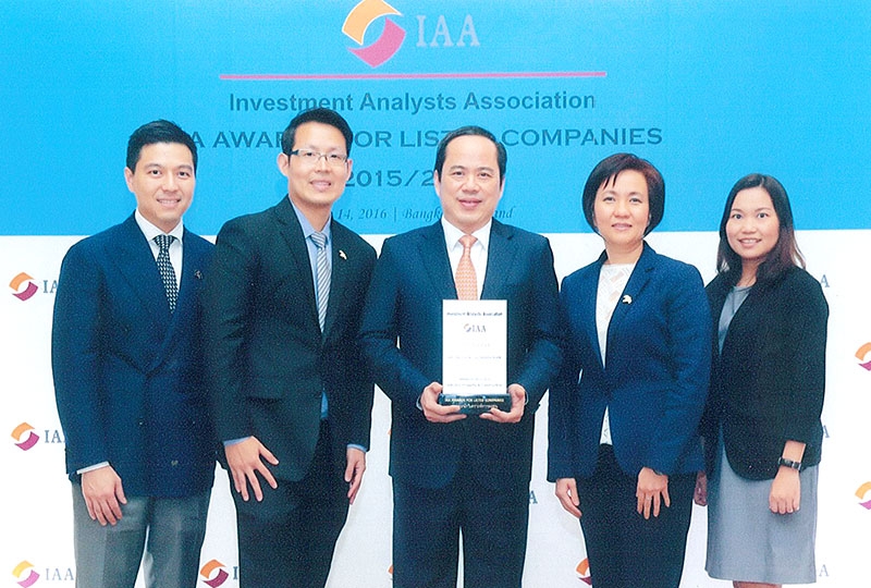สุดปลื้ม : อนุพงษ์ อัศวโภคิน ประธานเจ้าหน้าที่บริหาร บมจ.เอพี (ไทยแลนด์) คว้ารางวัล “CEO ยอดเยี่ยม ประจำปี 2016” สาขาอสังหาริมทรัพย์ วัสดุก่อสร้างและผู้รับเหมาจากสมาคมนักวิเคราะห์การลงทุน หรือ IAA ในงานประกาศรางวัล IAA Awards for Listed Companies ณ ห้องฉัตราบอลรูม โรงแรมสยามเคมปินสกี้ กรุงเทพฯ