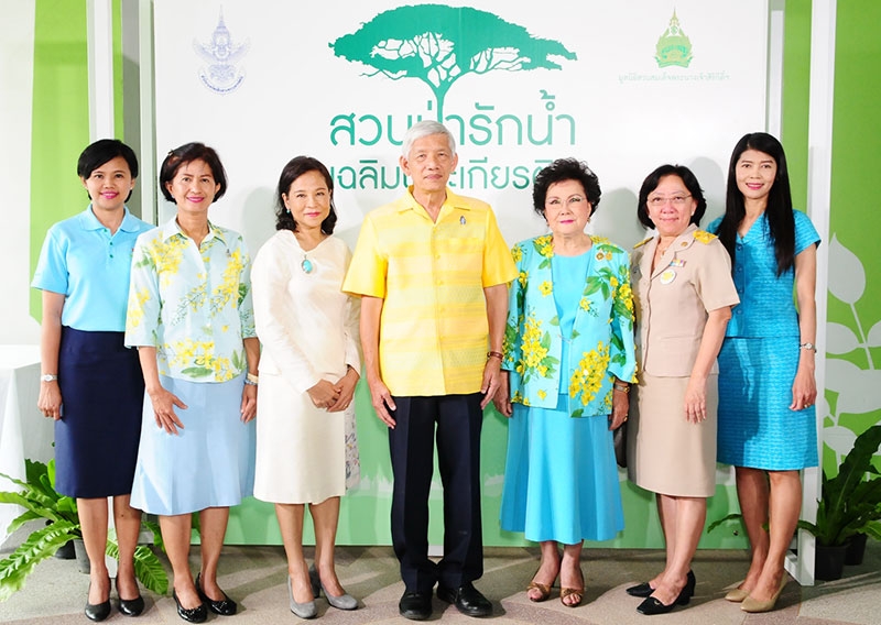 “สวนป่ารักน้ำ” : คุณหญิงปราณี เอื้อชูเกียรติ กรรมการมูลนิธิสวนสมเด็จพระนางเจ้าสิริกิติ์ฯ และ ดร.วีระชัย ณ นคร ที่ปรึกษาด้านพฤกษศาสตร์และสิ่งแวดล้อม สำนักงานทรัพย์สินส่วนพระมหากษัตริย์ และกรรมการมูลนิธิ จัดงาน “จิบน้ำชา พาชมสวน” เพื่อแนะนำ “สวนป่ารักน้ำ” เฉลิมพระเกียรติฯ โครงการใหม่ล่าสุดที่กำลังจะเกิดขึ้นเพื่อเป็นปอดแห่งใหม่ใจกลางกรุงเทพมหานคร ณ อาคารเฉลิมพระเกียรติ 72 พรรษา สวนสมเด็จพระนางเจ้าสิริกิติ์ฯ
