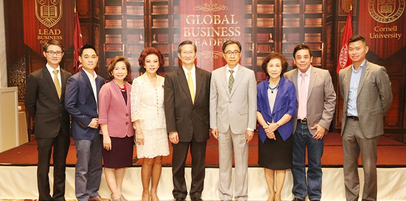 ระดับผู้นำ : ชาติศิริ โสภณพนิช กรรมการผู้จัดการใหญ่ธนาคารกรุงเทพ ให้เกียรติมาเป็นวิทยากรในหลักสูตร
ผู้นำธุรกิจระดับโลก ซึ่งก่อตั้งโดย ดร.สถิตย์ ลิ่มพงศ์พันธุ์ โดยมี ดร.สมฤดี ศรีจรรยา และ นพ.กำพล พลัสสินทร์ 
เข้าร่วมฟังการบรรยาย ณ โรงแรมสยาม เคมปินสกี้