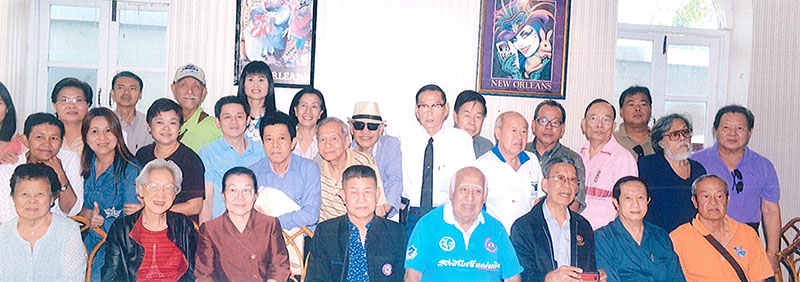 เลี้ยงต้อนรับ : สุรชัย วิเศษโสภา นายกสมาคมช่างภาพสื่อมวลชนฯ เป็นเจ้าภาพจัดงานเลี้ยงต้อนรับ สุทัศน์ 
พัฒน์สิงห์ อดีตช่างภาพอาวุโส ในโอกาสเดินทางกลับมาเยี่ยมบ้านเกิดหลังจากไปอยู่อเมริกานานหลายปี ที่ห้อง
อาหารนิวออร์ลีนส์ ผ่านฟ้า