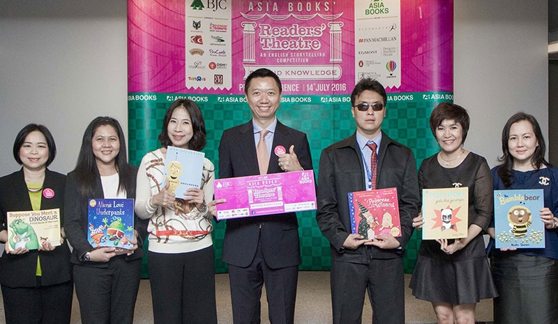 สร้างสรรค์ : เกรียงศักดิ์ ธรรมยุติการ ผจก.ทั่วไป บจก.เอเซียบุ๊คส และตัวแทนสำนักพิมพ์ต่างประเทศ ร่วมกันแถลงข่าวการแข่งขันเล่านิทานภาษาอังกฤษ “Asia Books’ Readers’ Theatre: Beyond Knowledge 2016” เพื่อสนับสนุนการอ่านและการเรียนรู้ภาษาอังกฤษให้กับเยาวชนอายุ 9-16 ปี ตั้งแต่วันนี้ถึง 30 ก.ย.