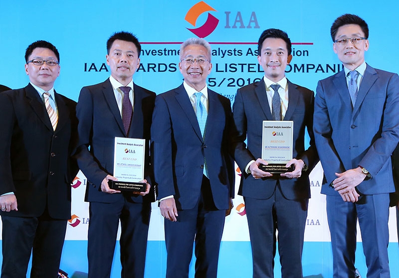 2 รางวัลยอดเยี่ยม : ณัฐพงศ์ คุณากรวงศ์ ปธ.จนท.บห.บมจ.เอสซี แอสเสท คอร์ปอเรชั่น รับรางวัล BEST CEO และ อรรถพล สฤษฎิพันธาวาทย์ ปธ.จนท.ด้านการเงิน รับรางวัล BEST CFO จาก รพี สุจริตกุล เลขาธิการ สนง.คณะกรรมการกำกับหลักทรัพย์และตลาดหลักทรัพย์ ที่โรงแรมสยาม เคมปินสกี้