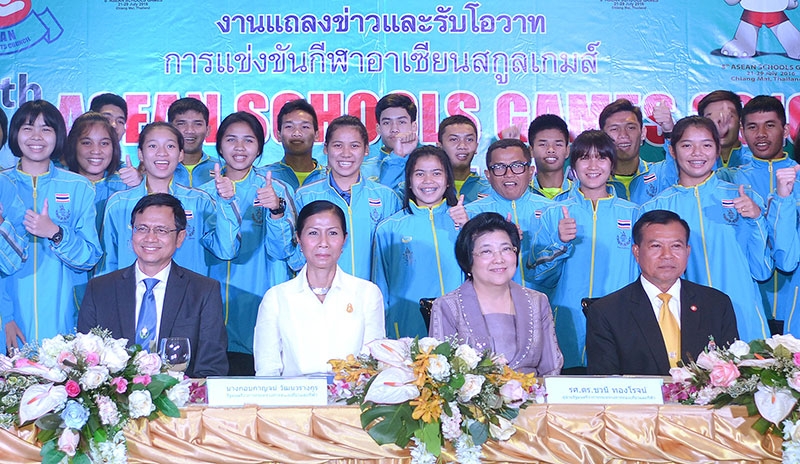 นักเรียน...นักกีฬา : กอบกาญจน์ วัฒนวรางกูร รมว.การท่องเที่ยวและกีฬา ให้โอวาทแก่นักกีฬาที่เข้าร่วมการแข่งขัน “อาเซียนสกูลเกมส์ ครั้งที่ 8” ที่จังหวัดเชียงใหม่ โดยมี ปวิณ ชำนิประศาสน์ ผวจ.เชียงใหม่ และ กิตติพงษ์ โพธิมู อธิบกรมพลศึกษา ร่วมงานที่โรงแรมรอยัลปริ๊นเซส หลานหลวง