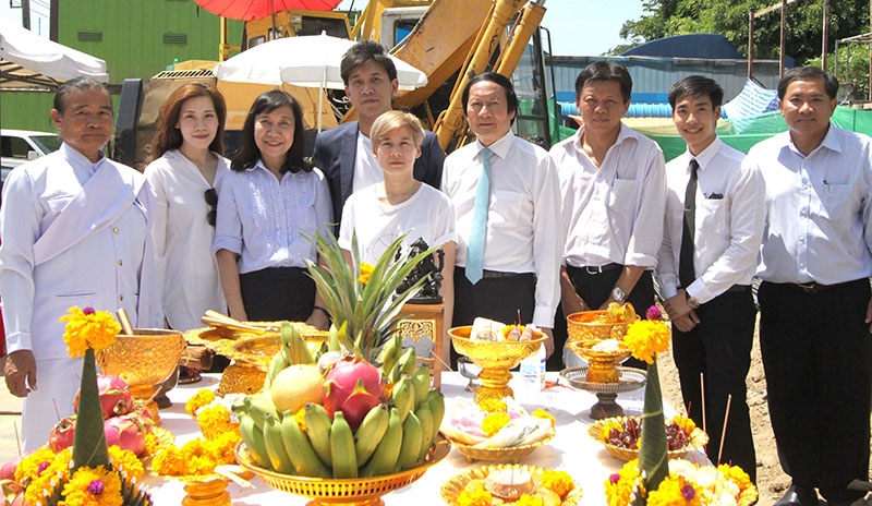 โรงแรมใหม่ “กลุ่มใบหยก” : พันธ์เลิศ ใบหยก ประธานกลุ่มใบหยก เป็นประธานลงเสาเอก “โรงแรมจัสติส” บนถนนรัชดาภิเษก โดยมีคณะผู้บริหารระดับสูง ปริยะดา - ปิยะเลิศ - สะธี - จารุจิต - อนุพงษ์ ใบหยก, อภิรัตน์ จารุปราโมทย์ ผจก.โครงการ และ สมบัติ กีรติวิรัชการ กก.ผจก.บจก.เสาหลักก่อสร้าง ร่วมพิธี