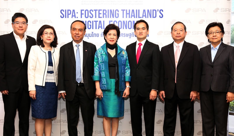 พัฒนา : จีราวรรณ บุญเพิ่ม ปธ.กก.บห.สำนักงานส่งเสริมอุตสาหกรรมซอฟต์แวร์แห่งชาติ (SIPA) แถลงข่าว “ซิป้า หนุนไทย ก้าวไกลสู่เศรษฐกิจดิจิทัล” โดยมี ศุภชัย จงศิริรักษาการ ผอ.สนง.ส่งเสริมอุตสาหกรรมซอฟต์แวร์แห่งชาติ และ ฉัตรชัย คุณปิติลักษณ์ รอง ผอ.ร่วมงาน ที่โรงแรมเซ็นทาราแกรนด์ฯ ลาดพร้าว