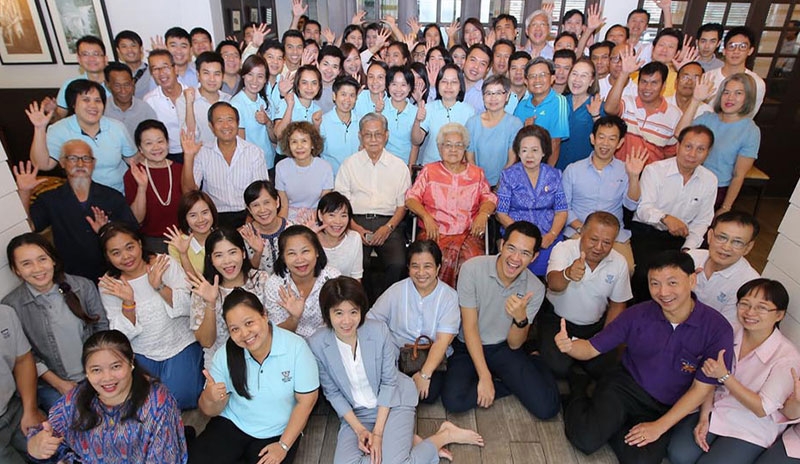 80 ปี “สีฟ้า” : จิตติ-ทวีรัฎ-กร รัชไชยบุญ นำทีมผู้บริหาร และพนักงาน บจก.ห้องอาหารสีฟ้า ร่วมพิธีทางศาสนาในโอกาสฉลองครบรอบ 80 ปี โดยมีพนักงานผู้ร่วมงานตั้งแต่เริ่มก่อตั้งจนถึงรุ่นปัจจุบัน ทั้งเชฟ และพนักงานฝ่ายต่างๆ ร่วมงานบุญเพื่อความเป็นสิริมงคล ที่ร้านสีฟ้า สยามสแควร์ สาขาที่เก่าแก่ที่สุด