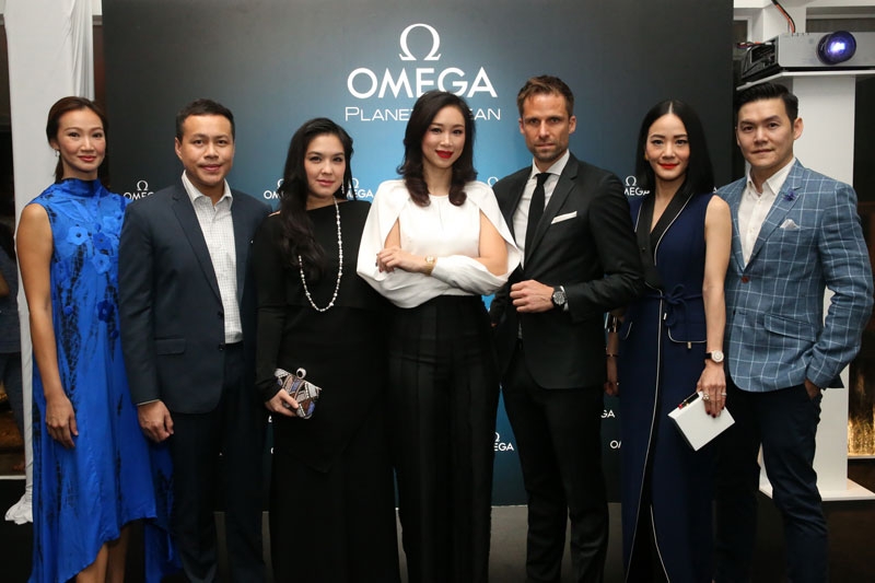 เปิดตัว : ทิพาณัท เลณบุรี ผจก.ผลิตภัณฑ์ โอเมก้า ไทยแลนด์ จัดงาน
เอ็กซ์คลูซีฟ ซิทดาวน์ ดินเนอร์ใต้ท้องทะเล ฉลองเปิดตัวสุดยอดนาฬิกาดำน้ำ
รุ่นพิเศษ โอเมก้า แพลเน็ต โอเชียน “ดีพ แบล็ค” กับการเปิดตัวครั้งแรกในทวีปเอเชีย โดยมีเหล่าเซเลบริตี้ และวอทช์คอลเลคเตอร์ผู้ชื่นชอบการดำน้ำ ร่วมงานคับคั่ง ณ เย็นอากาศวิลล่า