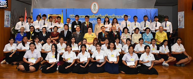 มอบทุนพระราชทาน : สภาสังคมสงเคราะห์แห่งประเทศไทย ในพระบรมราชูปถัมภ์ จัดพิธีมอบทุนพระราชทานช่วยเหลือการศึกษาเด็กยากจน ประจำปี 2559 แก่เด็กและเยาวชนยากจนในกรุงเทพมหานครและเขตปริมณฑล จำนวน 239 ทุน เป็นเงิน 932,500 บาท โดยมี พลตรีหญิง คุณหญิงอัสนีย์ เสาวภาพ ประธานสภาสังคมสงเคราะห์ฯ เป็นประธานในพิธี ณ ห้องประชุม ชั้น 3 ตึกนวมหาราช สภาสังคมสงเคราะห์แห่งประเทศไทยฯ