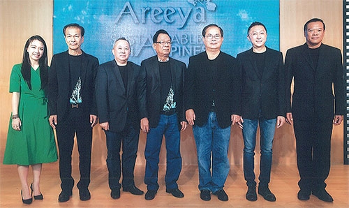 ครบรอบ 15 ปี : วิศิษฎ์ เลาหพูนรังษี ประธานกรรมการและกรรมการผู้จัดการ บริษัท อารียา พรอพเพอร์ตี้ จำกัด (มหาชน) ฉลอง 15 ปี ยิ่งใหญ่ จัดนิทรรศการ “Sustainable Happiness” มี ดร.วีรพงษ์ รามางกูร, ดร.ทนง พิทยะ และ วิเชียร ชวลิต มาร่วม ณ ควอเทียร์ แกลลอรี่ (ชั้น M) ห้างดิ เอ็มควอเทียร์ สุขุมวิท