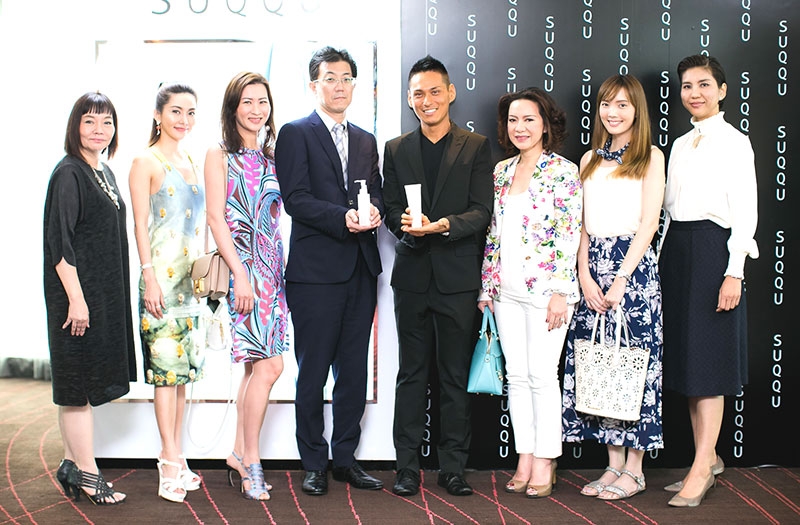 แนะนำ : มร.ยาซูฮิโร่ ทากุโร่ ประธานกรรมการ บริษัท คาเนโบ คอสเมติกส์ (ประเทศไทย) จำกัด ผู้จำหน่ายผลิตภัณฑ์เครื่องสำอาง SUQQU อย่างเป็นทางการ จัดงานแนะนำผลิตภัณฑ์ใหม่ล่าสุด (ซุกขุ นิว ลักชัวรี่ เฟซ วอช) ณ โรงแรมอีสติน แกรนด์ สาทร กรุงเทพฯ