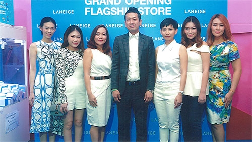 ลาเนจ เปิด “แฟล็กชิพ สโตร์” : มร.วอล จอง คิม ผู้จัดการทั่วไปผลิตภัณฑ์ลาเนจ จัดงานเปิด “ลาเนจ แฟล็กชิพ สโตร์” สาขาแรกในประเทศไทย ณ ชั้น 3 เซ็นเตอร์พอยท์ ออฟ สยามสแควร์