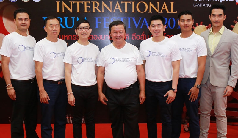 International Drum Festival 2016 : สมชัย กมลเทพเทวินทร์ รอง ผวจ.ลำปาง และ พรเทพ อรรถกิจไพศาล ผจก.ทั่วไป ศูนย์การค้าเซ็นทรัลพลาซา ลำปาง เปิดงาน“มหกรรมกลองนานาชาติ ลือลั่น สนั่นโลก”เพื่อฉลองวาระเสด็จเถลิงถวัลยราชสมบัติครบ 70 ปี ลานรถม้า และลานร่ำเปิง เซ็นทรัลพลาซา ลำปาง