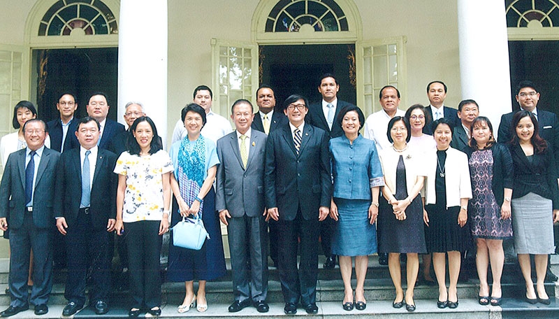 ส่งเสริมการค้า : มานพชัย วงศ์ภักดี เอกอัครราชทูตไทย ณ กรุงฮานอย และ อุรีรัตน์ รัตนพฤกษ์ กงสุลใหญ่ ณ นครโฮชิมินท์ สาธารณรัฐสังคมนิยมเวียดนาม ต้อนรับคณะกรรมการร่วม รัฐและเอกชนในโอกาสร่วมประชุมเพื่อส่งเสริมการค้าและการลงทุนระหว่างไทยและเวียดนาม โดยมี สนั่น อังอุบลกุล, สมหทัย พานิชชีวะ, จริยา จิราธิวัฒน์, น.สพ.ทรรศิน มหามงคล, นิวัฒน์ โกมาร และ ราเกส ซิงค์ ร่วมด้วย ณ สถานเอกอัคราชทูต ณ กรุงฮายอน เวียดนาม