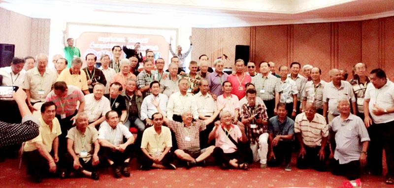 อุทิศส่วนกุศล : พล.อ.ท.สุรกิจ จันทเสน ประธานศิษย์เก่าโรงเรียนวัดมกุฏกษัตริย์ รุ่น 06 จัดพิธีทำบุญอุทิศส่วนกุศลแด่อาจารย์และเพื่อนๆ ที่ล่วงลับไปแล้ว เสร็จแล้วพบปะสังสรรค์กระซับความสัมพันธ์ร่วมกัน โดยมี พล.ต.สุรัตน์ บรรเทาทุรามัย ร่วมด้วย ที่โรงแรมรัตนโกสินทร์