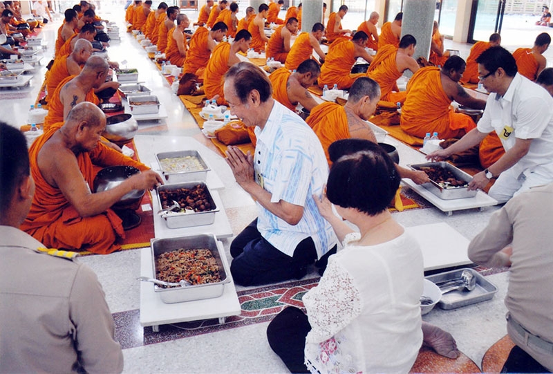 ครบ 7 รอบ : สุรินทร์ โกสิยางกูร ทำบุญเลี้ยงพระแก่พระสงฆ์ จำนวน 150 รูป ที่มาปฏิบัติธรรม ณ วัดสระกะเทียม อำเภอเมืองนครปฐม เนื่องในโอกาสวันคล้ายวันเกิด ครบ 84 ปี โดยมี พรพิมล โกสิยางกูร ภรรยาพร้อมครอบครัว ร่วมทำบุญด้วย