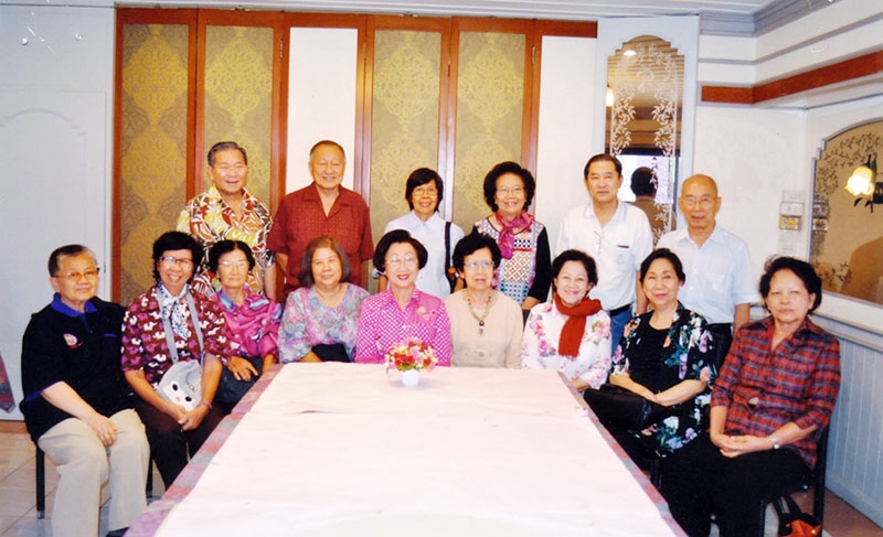 เตรียมงาม : พรพิมล โกสิยางกูร อดีตนายกสมาคมนักศึกษาเก่่ามหาวิทยาลัยเชียงใหม่ และประธานชมรม มช.09 กรุงเทพฯ จัดประชุมเตรียมจัดงานพบปะสังสรรค์เพื่อนๆ ร่วมรุ่น มช.09 กรุงเทพฯ ปี 2559 โดยมี พล.อ.ต.หญิงเอื้อมพร เชาวน์วิทยา, ศุภโชค รัตนมณีฉัตร, ทรงพล เมธาทิพย์, เยาวลักษณ์ พลรัฐ, สุดสาย พูลสุข, สมบุญ มโนวชิรสรรค์ และ พิชิตต บุญศิริ ร่วมประชุมด้วย ณ ภัตตาคารพงหลี