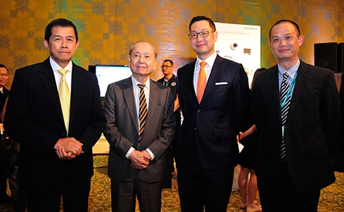 ผู้บริหาร มร.เทเรนซ์ แยพ วิง ไค กับ เควิน ชู ต้อนรับ กร ทัพพะรังสี และ วาริน พูนศิริวงศ์