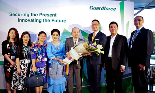ผู้บริหารหนังสือพิมพ์แนวหน้า ผาณิต-วาริน พูนศิริวงศ์, ผรณเดช พูนศิริวงศ์ กก.ผจก. มอบช่อดอกไม้แสดงความยินดี