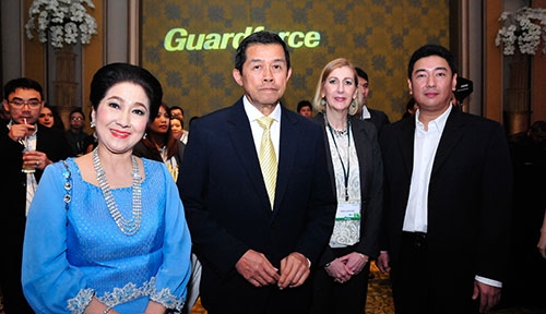 กร ทัพพะรังสี ร่วมถ่ายภาพกับ ผาณิต พูนศิริวงศ์ และบุตรชาย ผรณเดช พูนศิริวงศ์