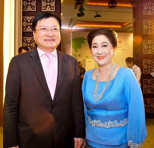 ศ.ดร.เกรียงศักดิ์ เจริญวงศ์ศักดิ์ กับ ผาณิต พูนศิริวงศ์