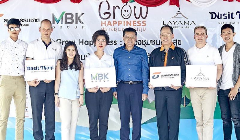 สร้างชุมชนคูณสุข : อาทร วนาสันตกุล รอง กก.ผจก.บจก.เอ็ม บี เค โฮเต็ล แอนด์ ทัวร์ริซึ่ม ในเครือ เอ็ม บี เค กรุ๊ป และ วิชา กุลกอบเกียรติ ผอ.อาวุโส ธนาคารธนชาต ร่วมเปิดตัวโครงการ “Grow Happiness” โดยมี พินิจ บุญเลิศ ผวจ.กระบี่ เป็นประธานเปิดงาน ที่โรงเรียนบ้านร่าหมาด อ.เกาะลันตา จ.กระบี่